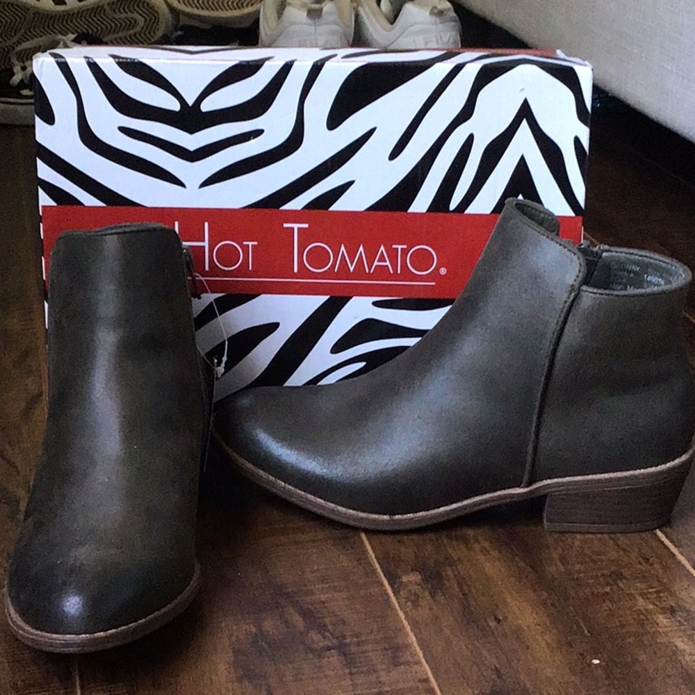 BNWT Hot Tomato booties size 6.5